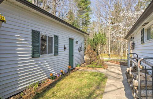 Riverfront Cabin in Alger with Patio and WiFi! - Foto 26