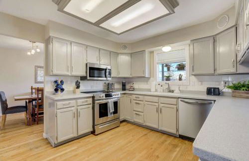 Deep Blue Spacious Escape w Hot Tub & Playground - Foto 21