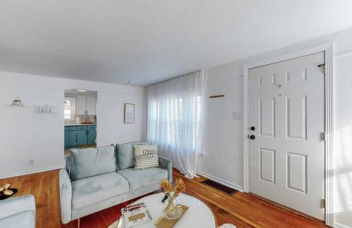 End Zone Escape-Light and Bright HOF Village Home - Foto 9