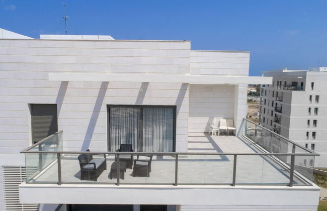 Chic Sea View Balcony Escape by Sea N' Rent - Foto 13