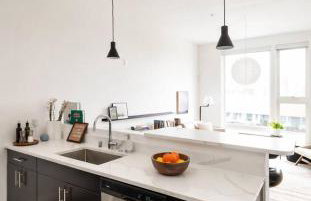 Modern 1BR Apt with Rooftop, Gym, and Parking - Foto 9