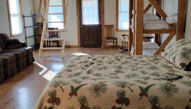 Comfortable Camping Cabins with View of the Cedar River for a Family Weekend Getaway - Foto 3