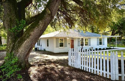 White Picket Fence - EV Charger! - Foto 1