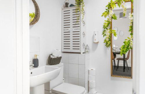 Modern 1-Bed Apartment with Parking near Heathrow - Photo 3