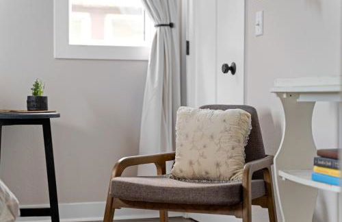 Bus Stop Sally in Historic Walker's Point MKE - Foto 7