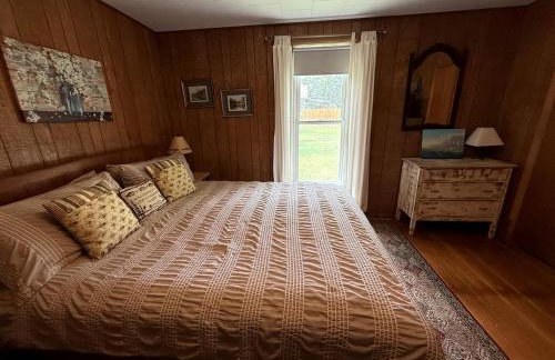 Charming Montana Bungalow with Madison River Views, Steps from Main Street in Ennis, MT - Foto 25