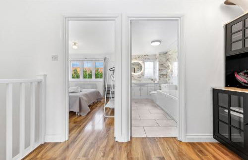 4 Bedroom House by Homestyles Hosts - Short Lets and Serviced Accommodation Islington - Private En-Suite - Foto 42