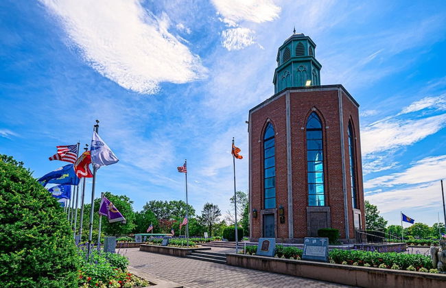 Cheerful & Beautiful 3-Bedroom Ranch - Photo 51