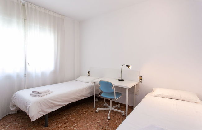 Spacious & Quiet 4 Bedroom Apartment - Photo 9