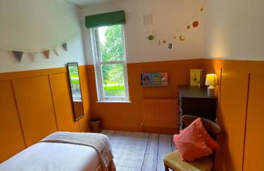 Spacious home in Leeds ideal for gatherings with free parking - Foto 47