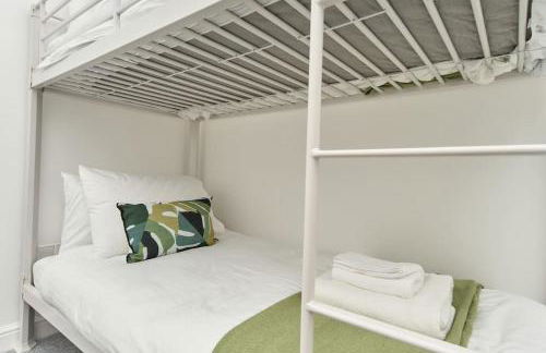 The Penthouse In Bonchurch By Greenstay Serviced Accommodation - Stunning 3 Bed Apt With Sea Views & Parking - Perfect for Families, Small Groups & Business Travellers - Dog Friendly - Fast Wi-Fi - 1000 Mbps - Close To Ventnor & Shanklin - 5 mins To Beach - Foto 5