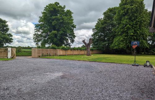 Unique, Spacious, Self-Built Eco Home with huge garden and movie room - Photo 47