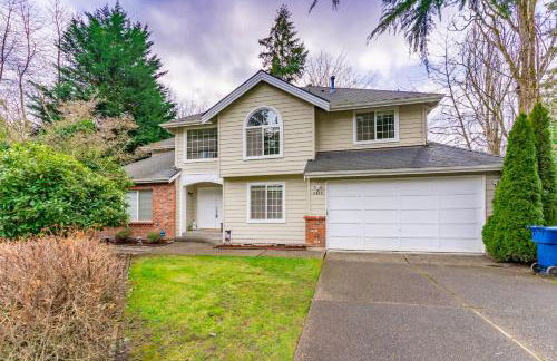 Spacious & Serene 6-Br Family Retreat in Kirkland - Photo 6