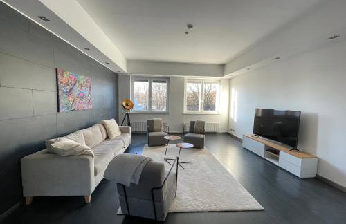 TruRetreats Design Loft für 8 Personen I Riesige Küche I eCharger I 65z SmartTV I 150qm - Foto 1