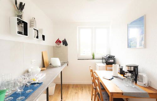 - Ocean Haven Deluxe with Coastal Charm - 2-Room Sea-Inspired Apartment 75 qm - Central Location - Elegant Nautical Design - Renovated in 2024 with TV & Netflix - Full Kitchen & Free Parking - Near Metro & Airport - King Beds - - Photo 25