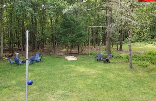 Serenity and Fun all in one in this Cozy Pocono Cabin - Foto 43