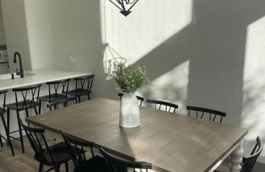 Main Street Farmhouse City Retreat by Hollyhock - Foto 15