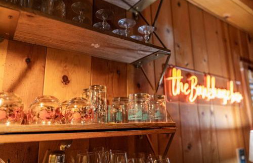 BunkHouse 1960's Camp Vibe with Timeless Wet Bar - Foto 40