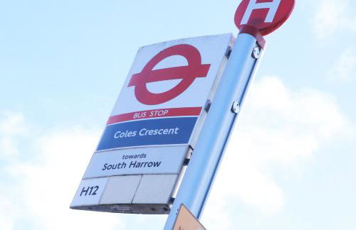 Central Harrow Cozy Apartment with free parking - Photo 31