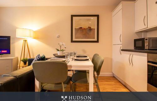 Central Three Bedroom Apartment with Parking - Foto 1