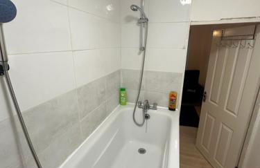 Double bed Quinton ,Studio Fast WiFi,Netflix, No deposit Required - Foto 29