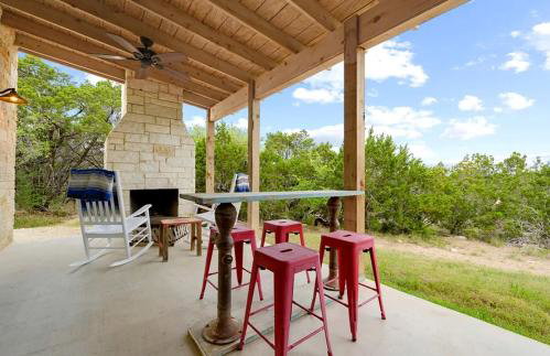 Beautiful Pet-Friendly Cottage with Outdoor Fireplace for a Wonderful Escape in Nature near Austin, Texas - Photo 10