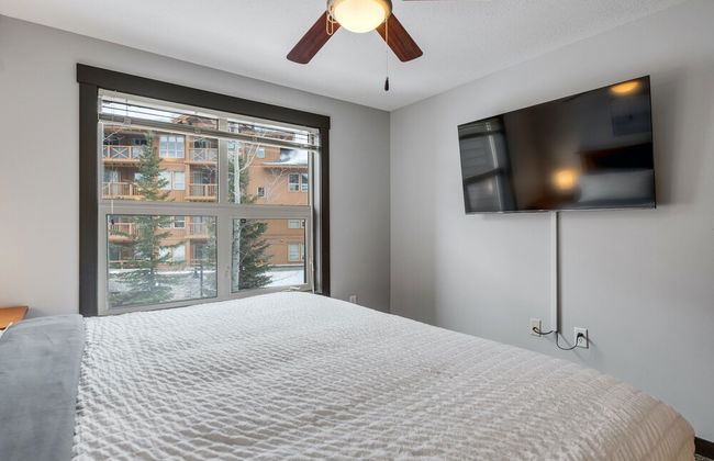 CENTRALLY Located 3-Br Home | TRUE Ski In/Out | FREE access to Pools & Hot Tubs - Photo 12