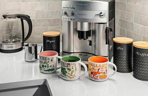 Austin Oasis Spacious 4BR Retreat with Hot Tub Cowboy Pool and Infrared Sauna Perfect for Families and Bachelorettes - Photo 13