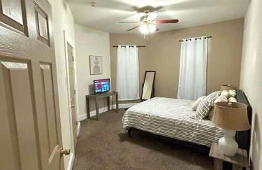 Downtown 1BR Stay Walk to Cafes & Parks - Foto 1