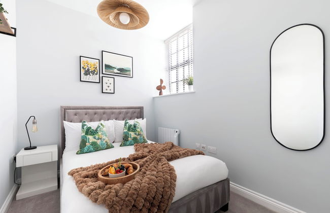 Elliot Oliver - Stylish 2 Bedroom Town Centre Apartment - Photo 2