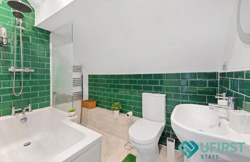 Delightful 3BR Home - Hot Tub - Near Castle, QMC - City Centre & Trent Bridge - Free WiFi & Parking - Sleeps 6 - Foto 9