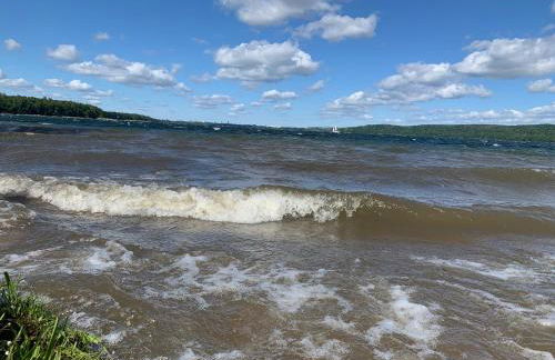 FeWo mit 3 SZ, direkte Innenstadtlage, Südterrasse, Parkplatz auf dem eigenem Privatgrundstück, 2x E-Bike und E-Autoladesäule inklusive, Konzertkirche, Schauspielhaus, FH, Jahnsportforum sowie der Tollensesee sind fußläufig in ein paar Minuten erreichbar - Foto 9