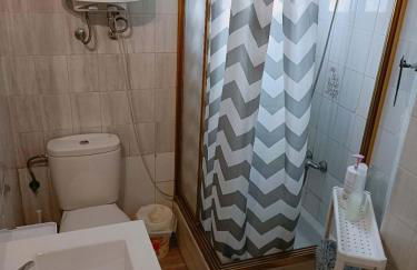 8 mins walk to Train Station Low Cost Youth Hostel - Foto 6