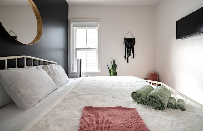 NEW Luxe Pet Friendly Free Parking Downtown - Foto 65