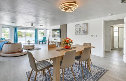 Sunset Views and Hot Tub Lakefront Holiday Retreat! - Foto 9