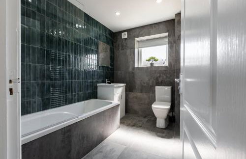 Waterfront 2 Bed Apartment - Free Parking & Wi-Fi - Foto 38