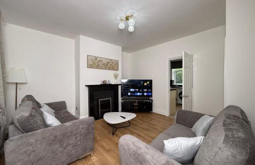 Spacious 3 Bed House Perfect for Contractors & Families with free Wi-fi and Parking - Foto 1
