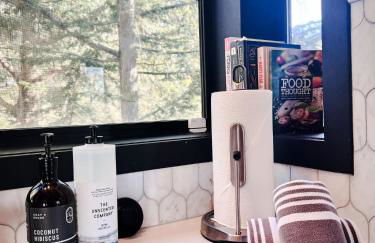 Haven at Cedar Haus Luxury 1BR Escape w Hot Tub EV Charger Gourmet Kitchen Fully Fenced Yard Dogs OK - Foto 19