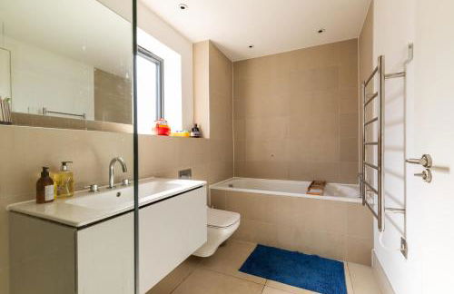 Stylish Family Home with Garden - Foto 31