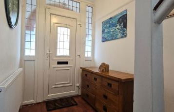 Spacious Home Near Wembley, Free Parking, Close to Tube, Garden - Photo 15