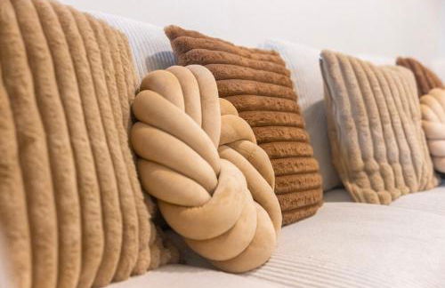 Cozy 1BR with Private Balcony, Gym, Pool & Workspace - Foto 16