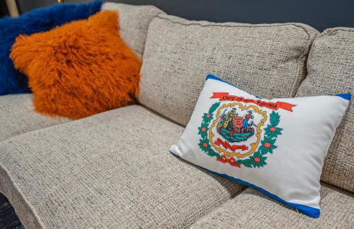 Trailblazer Lodge - Upscale, hot tub, trail, game room, wifi, fire pit, bar, pool table, king bed, view, pet friendly - Photo 16