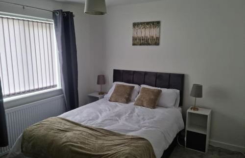 5 bedroom house - Cheshire Oaks - Photo 1