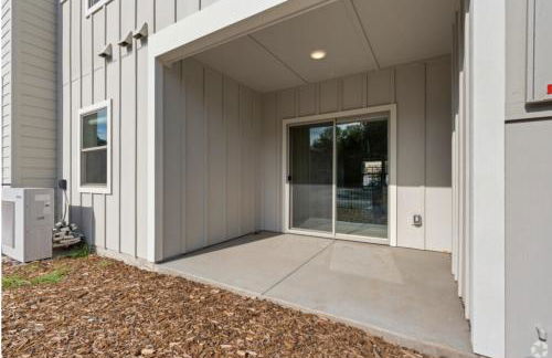 Modern Spacious Pool Apartment PET FRIENDLY - Photo 11