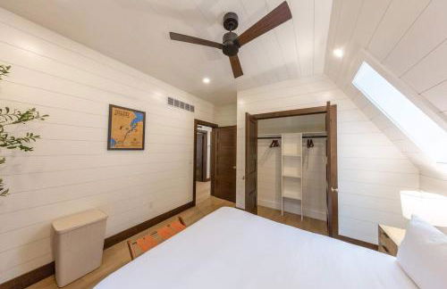 TreeTops Ayframe, Supersized AFrame on the River with Hot Tub - Foto 9