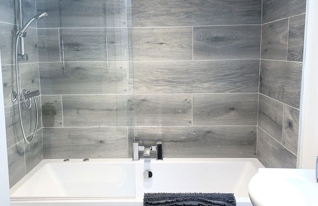 Albert Luxury Hottub and Jacuzzi Apartments - Photo 11