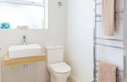 Bright & Airy 2BD - 10 mins walk to Chelt Centre! - Photo 54