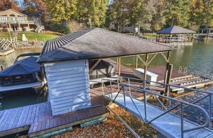 Lakefront Home Private Dock, Tiki Bar, Firepit Shore to Please by Avantstay - Foto 29