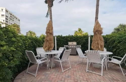 Oceanfront luxury at Hibiscus Breeze, charming 2/2 condo on North Hutchinson Island 3 Month Min - Photo 15