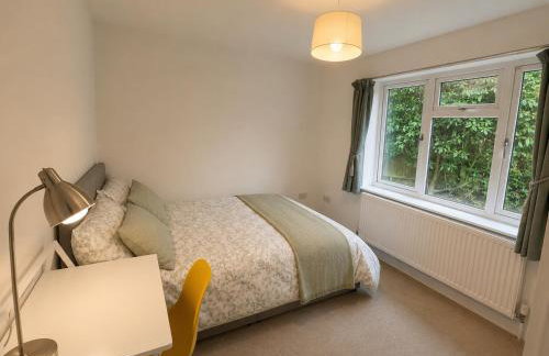 2 Bedroom-House-Sleeps 5 In Front Horley Station -Near Gatwick Airport - Foto 7